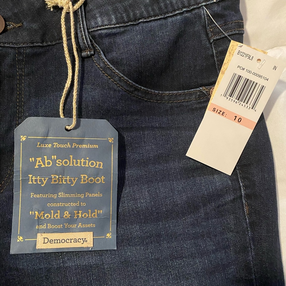 NWT Democracy Boot Cut “Ab”Solution Itty Bitty Boot Cut jeans.